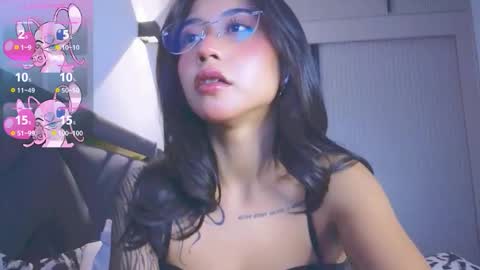 Mia online show from November 2025 03:05:02 PM