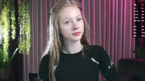 Mia online show from November 2025 07:39:02 PM