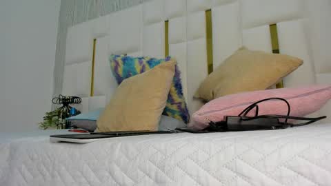 mia_vy online show from April 2026 03:00:01 AM