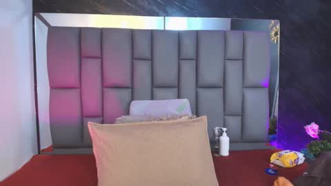 Mia online show from November 2025 12:04:01 PM