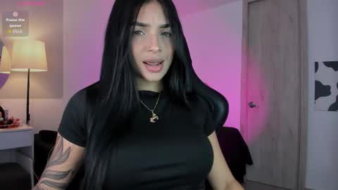 Mia online show from September 2025 07:37:02 PM