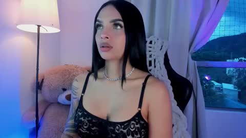 Mia online show from November 2025 10:30:02 PM