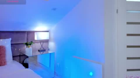 Mia online show from November 2025 09:03:01 PM