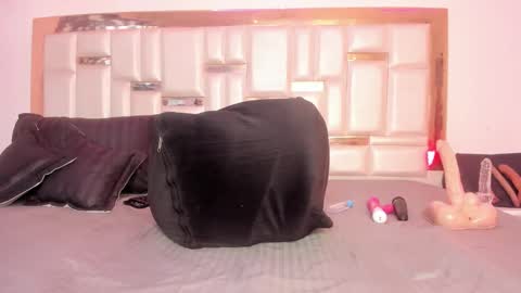 Mia  online show from February 2025 02:12:01 PM