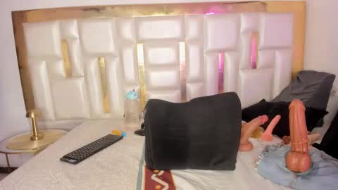 Mia  online show from November 2025 03:06:02 AM