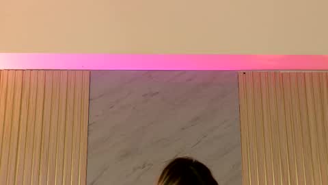 Mia online show from December 2025 09:54:02 PM