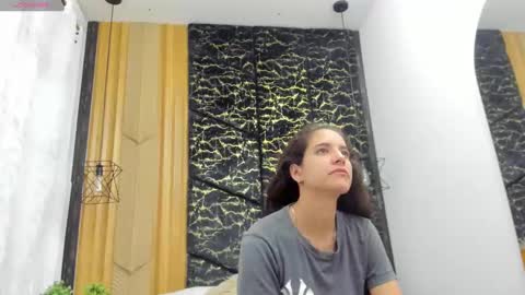 Snapshot of miacours chatting on April 2026 01:05:02 PM MiaCours online show from April 2026 01:05:02 PM