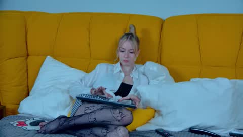 Mia online show from October 2025 06:52:01 PM