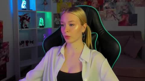 Mia online show from October 2025 05:31:02 PM