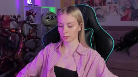 Mia online show from November 2025 05:34:01 PM