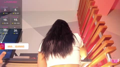 Mia online show from February 2025 09:00:02 AM