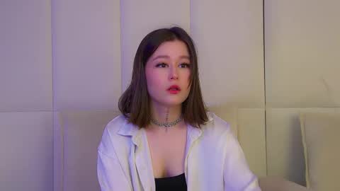 Mia online show from November 2025 07:02:02 PM