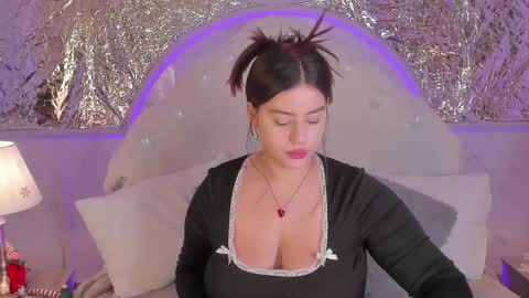 Snapshot of miamontoya chatting on December 2025 01:40:02 PM Mia -5 7001400 Follow online show from December 2025 01:40:02 PM