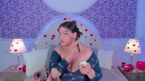Snapshot of miamontoya chatting on February 2026 01:22:02 PM Mia -5 7001400 Follow online show from February 2026 01:22:02 PM
