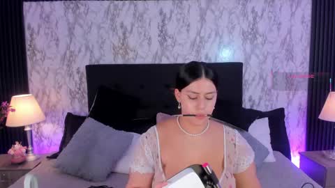 Snapshot of miamontoya chatting on May 2026 01:08:01 PM Mia -5 7001400 Follow online show from May 2026 01:08:01 PM