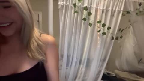 Snapshot of miamoon9 chatting on February 2026 05:06:02 AM Mia online show from February 2026 05:06:02 AM