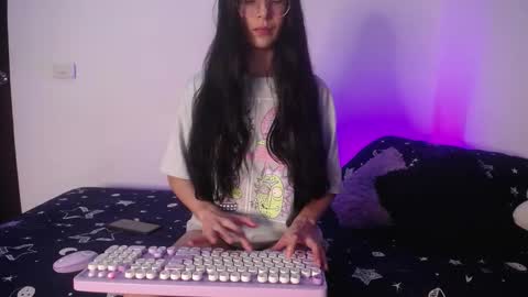 Mia online show from October 2025 03:45:01 AM