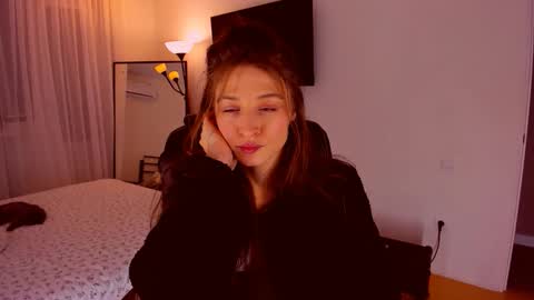 Mia online show from January 2026 07:17:01 PM