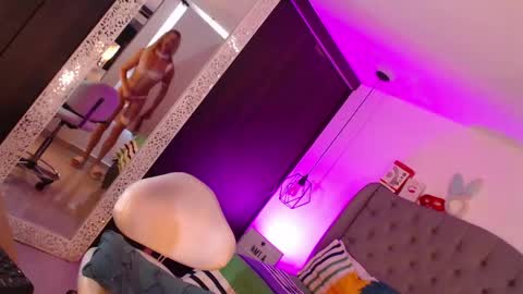 Snapshot of miaromanove_ss chatting on April 2026 05:51:01 PM Mia Romanove online show from April 2026 05:51:01 PM