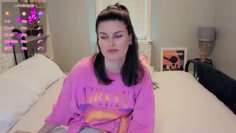 Mia  online show from October 2025 12:45:01 PM