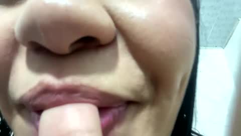 Snapshot of miawhithee chatting on October 2025 12:33:02 AM Ma Whithe online show from October 2025 12:33:02 AM