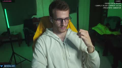 Snapshot of mickey_pict chatting on December 2024 09:05:02 AM Mickey online show from December 2024 09:05:02 AM