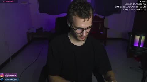 Snapshot of mickey_pict chatting on January 2025 01:41:02 PM Mickey online show from January 2025 01:41:02 PM