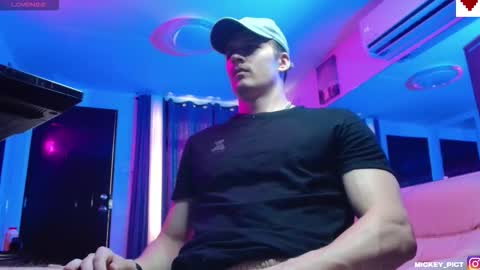 Snapshot of mickey_pict chatting on November 2025 01:39:01 AM Mickey online show from November 2025 01:39:01 AM