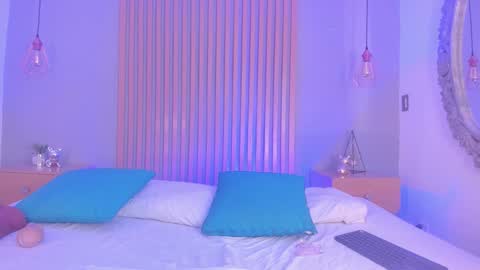 Mia online show from March 2026 01:04:02 PM