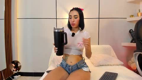 Snapshot of miia_parker_ chatting on October 2025 12:50:02 PM online show from October 2025 12:50:02 PM