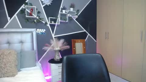 miiaa_k online show from October 2025 01:01:02 PM