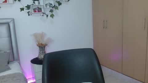 miiaa_k online show from May 2026 08:55:02 AM