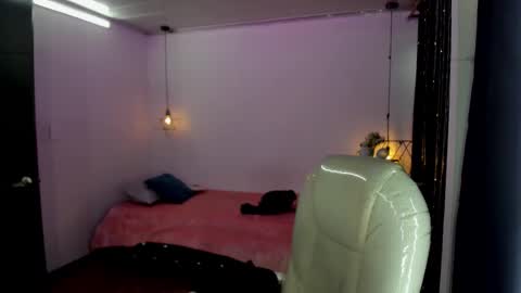 miiss_greyy online show from October 2025 12:06:01 PM