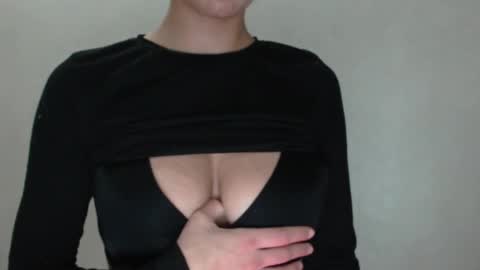 Snapshot of mikahdos chatting on March 2025 11:01:02 PM SORAYA online show from March 2025 11:01:02 PM