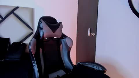 Snapshot of mike_257_ chatting on October 2025 12:13:02 PM Mike online show from October 2025 12:13:02 PM