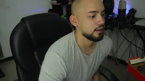 M i k e Crusoe online show from November 2025 11:07:02 PM