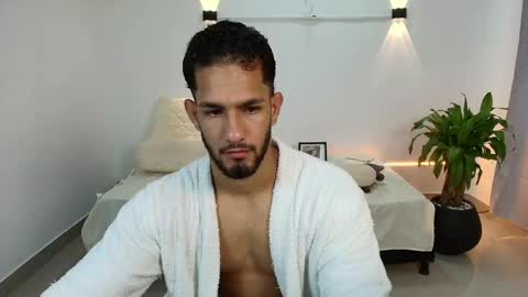 Snapshot of mikethomson01 chatting on May 2026 12:29:01 AM Mike online show from May 2026 12:29:01 AM