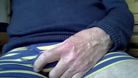 Snapshot of mikeybed chatting on December 2024 12:18:02 PM mikeybed online show from December 2024 12:18:02 PM