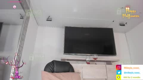 Snapshot of mikeyla_russo_ chatting on October 2025 11:04:02 PM Mikeyla online show from October 2025 11:04:02 PM