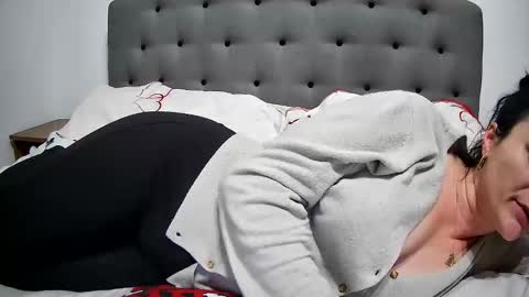 Snapshot of mikyloveu chatting on February 2025 07:43:02 PM Mikyloveu online show from February 2025 07:43:02 PM