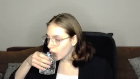 mila_keyy online show from December 2025 08:58:01 PM