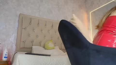 Snapshot of mila_smirnovavk chatting on May 2026 04:17:02 AM MILA online show from May 2026 04:17:02 AM