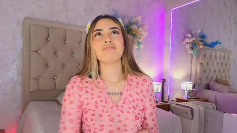 Snapshot of mila_smirnovavk chatting on May 2026 04:07:02 AM MILA online show from May 2026 04:07:02 AM
