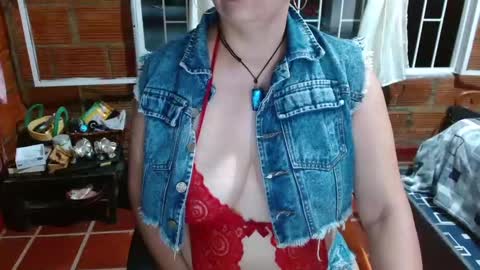 Snapshot of milf_fantassy chatting on October 2025 03:58:01 AM Ana online show from October 2025 03:58:01 AM