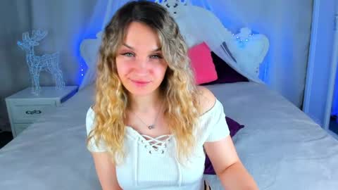 Snapshot of milkablond chatting on March 2026 05:44:01 AM milkablond online show from March 2026 05:44:01 AM