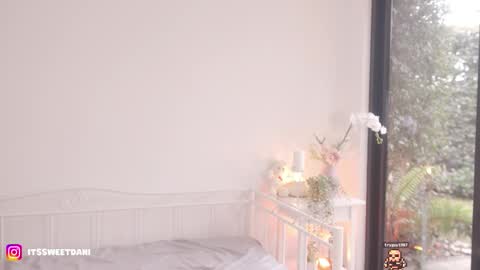 milky_0 online show from March 2026 05:18:02 PM