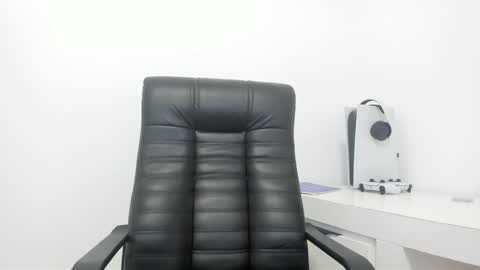 Livia online show from December 2024 04:20:01 PM