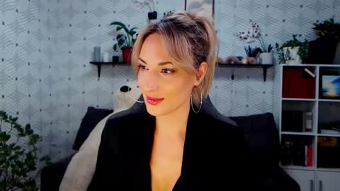 Snapshot of millaxqueen chatting on November 2025 02:43:02 PM MillaXQueen online show from November 2025 02:43:02 PM