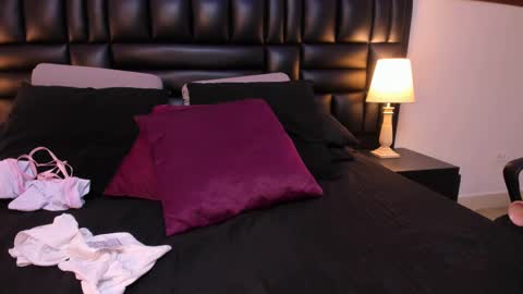 Milu Wallace  online show from February 2025 10:00:02 PM