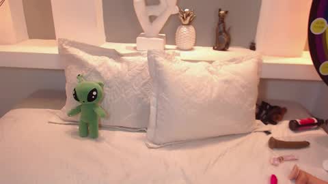 Milu Wallace  online show from September 2025 01:39:02 AM